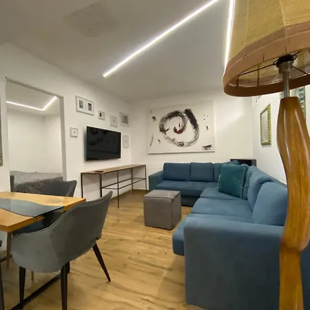 Bright At Center Apartment