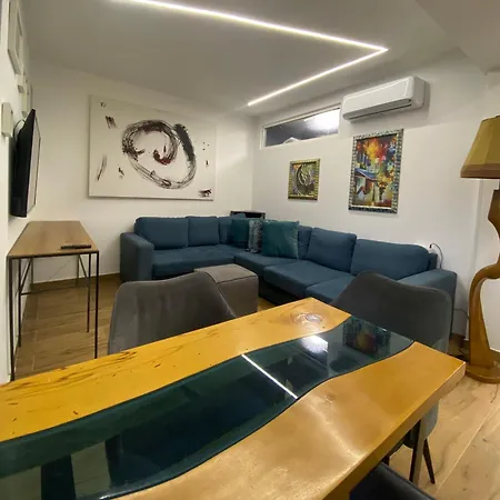 Apartment Bright At Center