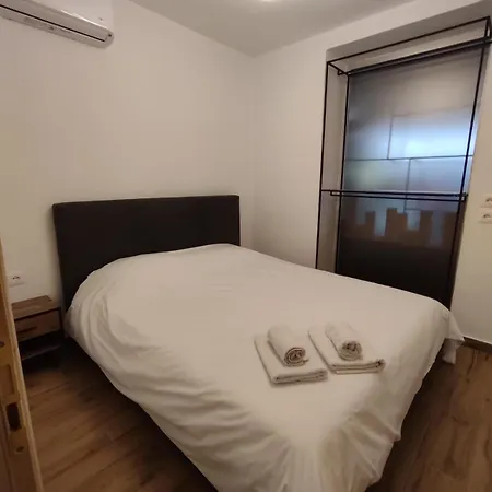 Bright At Center Apartment